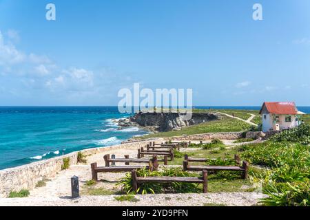 Isla Mujeres, Cancun, Mexiko - 13. September 2021: Punta Sur - südlichster Punkt der Isla Mujeres, Mexiko. Strand mit Felsen auf C Stockfoto