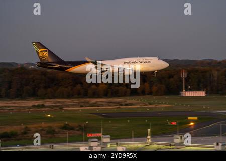 UPS Boeing 747-45E, Frachtflieger beim Landeanflug auf den Flughafen Köln-Bonn, CGN, NRW, Deutschland, Flughafen Köln-Bonn *** UPS Boeing 747 45E, Frachtflugzeug nähert sich dem Flughafen Köln Bonn, CGN, NRW, Deutschland, Flughafen Köln Bonn Stockfoto