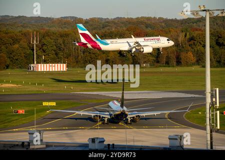 Eurowings Airbus A320neo bei der Landung auf dem Flughafen Köln-Bonn,Ryanair Boeing 737, warten auf dem Taxiway, vor dem Start, CGN, NRW, Deutschland, Flughafen Köln-Bonn *** Eurowings Airbus A320neo landet am Flughafen Köln Bonn, Ryanair Boeing 737, wartet auf dem Rollweg, vor dem Start, CGN, NRW, Deutschland, Flughafen Köln/Bonn Stockfoto