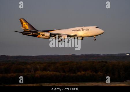 UPS Boeing 747-45E, Frachtflieger beim Landeanflug auf den Flughafen Köln-Bonn, CGN, NRW, Deutschland, Flughafen Köln-Bonn *** UPS Boeing 747 45E, Frachtflugzeug nähert sich dem Flughafen Köln Bonn, CGN, NRW, Deutschland, Flughafen Köln Bonn Stockfoto