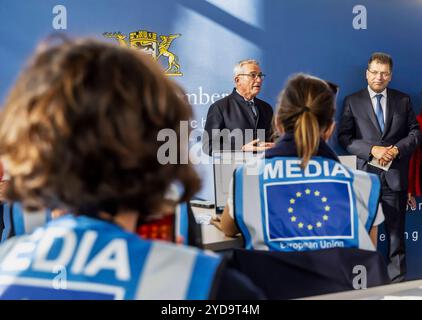 Links Thomas Strobl CDU, STV. Ministerpräsident und Innenminister, rechts Janez Lenarcic, EU-Kommissar. Einsatzkräfte Proben den Ernstfall: Große Erdb Stockfoto