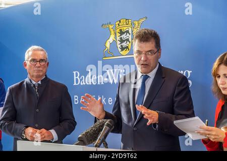 Links Thomas Strobl CDU, STV. Ministerpräsident und Innenminister, rechts Janez Lenarcic, EU-Kommissar. Einsatzkräfte Proben den Ernstfall: Große Erdb Stockfoto