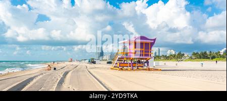 South Beach in Miami mit Rettungsschwimmerhütte im Art déco-Stil Stockfoto