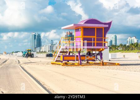 South Beach in Miami mit Rettungsschwimmerhütte im Art déco-Stil Stockfoto