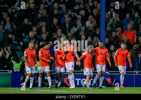 Sheffield Wednesday Stürmer Michael Smith (24) erzielt ein TOR 1-2 und feiert Sheffield Wednesday Mittelfeldspieler Barry Bannan (10) Sheffield Wednesday Verteidiger Max Lowe (3) Sheffield Wednesday Mittelfeldspieler Josh Windass (11) während des Portsmouth FC gegen Sheffield Wednesday FC SKY Bet EFL Championship Matches in Fratton Park, Portsmouth, England, Großbritannien am 25. Oktober 2024 Credit: Jede zweite Media/Alamy Live News Stockfoto