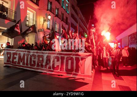 Madrid, Spanien. Oktober 2024. Mitglieder der rechtsextremen Gruppe Falange demonstrieren gegen die Einwanderung mit dem Slogan „Remigration“ und fordern die Rückführung von Migranten. Quelle: Marcos del Mazo/Alamy Live News Stockfoto