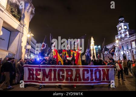 Madrid, Spanien. Oktober 2024. Mitglieder der rechtsextremen Gruppe Falange demonstrieren gegen die Einwanderung mit dem Slogan „Remigration“ und fordern die Rückführung von Migranten. Quelle: Marcos del Mazo/Alamy Live News Stockfoto