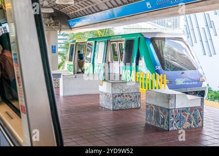 MIAMI, USA - 10. September 2019: U-Bahn-Zug im Stadtzentrum von Miami. Metro Mover ist ein kostenloser automatischer Transport Stockfoto