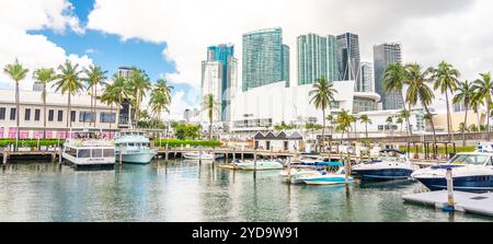 Blick auf die Marina in Miami Bayside mit modernen Gebäuden und Skyline im Hintergrund Stockfoto