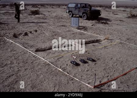 Fort Irwin, CA. USA. Mai 1991. Das Fort Irwin National Training Center (Fort Irwin NTC) ist ein wichtiges Trainingsgebiet für das US-Militär in der Mojave-Wüste im Norden des San Bernardino County, Kalifornien. Fort Irwin liegt auf einer durchschnittlichen Höhe von 2.454 ft (748 m) und liegt 37 mi (60 km) nordöstlich von Barstow in den Calico Mountains. Das National Training Center ist Teil des US Army Forces Command (FORSCOM). Die gegnerische Streitmacht im National Training Center ist das 11. Gepanzerte Kavallerie-Regiment, die Blackhorse Cavalry, die auf der Basis stationiert sind, um eine gegnerische Streitmacht zu bilden Stockfoto
