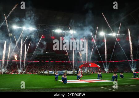 London, Großbritannien. Oktober 2024. Das Feuerwerk wird vor dem Internationalen Freundschaftsspiel England Women vs Germany Women im Wembley Stadium, London, Großbritannien, am 25. Oktober 2024 (Foto: Izzy Poles/News Images) in London, Großbritannien, am 25. Oktober 2024 in London, Großbritannien, eröffnet. (Foto: Izzy Poles/News Images/SIPA USA) Credit: SIPA USA/Alamy Live News Stockfoto