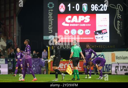 Kortrijk, Belgien. Oktober 2024. Beerschot's Spieler sehen niedergeschlagen aus, nachdem sie ein Fußballspiel zwischen KV Kortrijk und Beerschot VA am Freitag, den 25. Oktober 2024 in Kortrijk, am 12. Tag der Saison 2024-2025 der ersten Liga der „Jupiler Pro League“ der belgischen Meisterschaft verloren hatten. BELGA PHOTO VIRGINIE LEFOUR Credit: Belga News Agency/Alamy Live News Stockfoto