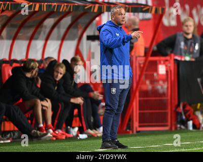 ENSCHEDE - Trainer des FC Twente rein Baart beim Spiel der UEFA Europa League zwischen dem FC Twente und S. S Lazio Roma im Stadion de Grolsch Veste am 24. Oktober 2024 in Enschede, Niederlande. ANP | Hollandse Hoogte | GERRIT VAN KEULEN Stockfoto