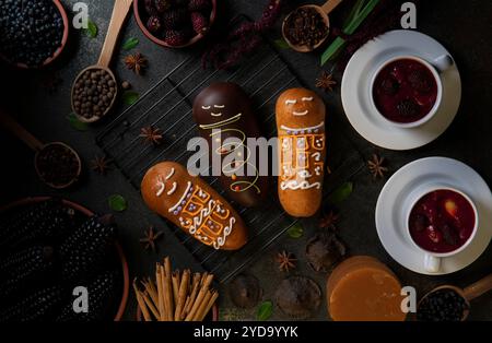 Blick von oben auf Guaguas de Pan mit Tassen Colada Morada, traditionelles ecuadorianisches Essen für den Tag der Toten, umgeben von den Zutaten zum Kochen Stockfoto