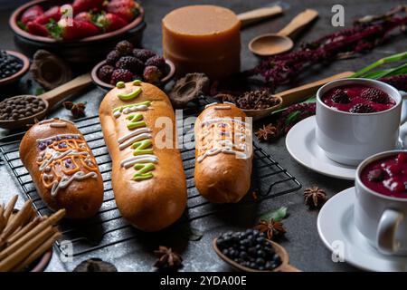 Guaguas de Pan mit Tassen Colada Morada, traditionelles ecuadorianisches Essen für den Tag der Toten, umgeben von den Zutaten, um die Colada wieder zu kochen Stockfoto