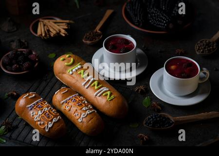 Guaguas de Pan mit Tassen Colada Morada, traditionelles ecuadorianisches Essen für den Tag der Toten, umgeben von den Zutaten, um die Colada wieder zu kochen Stockfoto