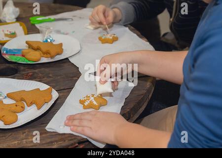 Meisterkurs über das Backen und Malen von Lebkuchen. Lebkuchenkekse sind der Herstellungsprozess. Stockfoto