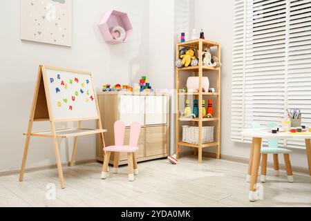 Innenraum des Kinderzimmers mit vielen verschiedenen Spielzeugen Stockfoto