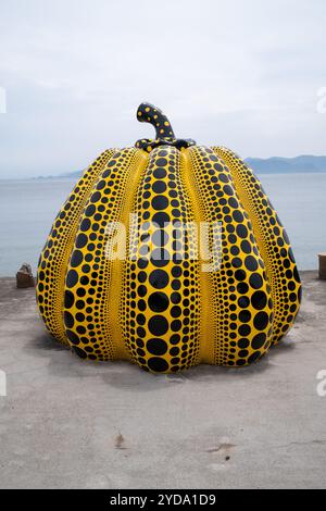 Yayoi Kusamas Kürbisskulptur auf der Insel Naoshima in Japan Stockfoto