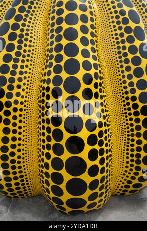 Yayoi Kusamas Kürbisskulptur auf der Insel Naoshima in Japan Stockfoto