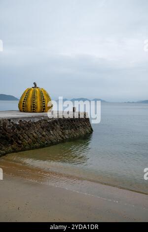 Yayoi Kusamas Kürbisskulptur auf der Insel Naoshima in Japan Stockfoto