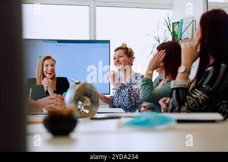 Diverse Geschäftsteams diskutieren Projekte in einem modernen Glasbüro. Stockfoto