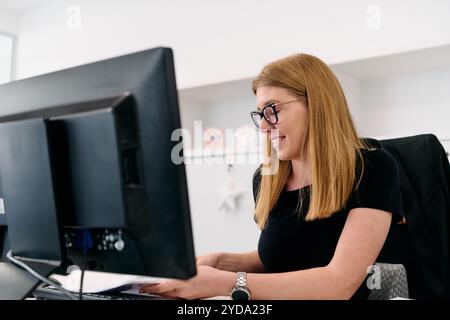 Effizienter Call Center-Agent Für Nahtlose Kundenunterstützung Stockfoto