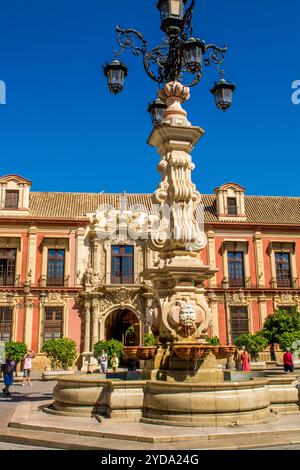 Palacio Arzobispal und Fuente Farola, Plaza Virgen de los Reyes (Platz der Jungfrau der Könige), Sevilla, Andalusien, Spanien. Stockfoto