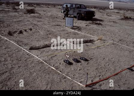 Fort Irwin, CA. USA. Mai 1991. Das Fort Irwin National Training Center (Fort Irwin NTC) ist ein wichtiges Trainingsgebiet für das US-Militär in der Mojave-Wüste im Norden des San Bernardino County, Kalifornien. Fort Irwin liegt auf einer durchschnittlichen Höhe von 2.454 ft (748 m) und liegt 37 mi (60 km) nordöstlich von Barstow in den Calico Mountains. Das National Training Center ist Teil des US Army Forces Command (FORSCOM). Die gegnerische Streitmacht im National Training Center ist das 11. Gepanzerte Kavallerie-Regiment, die Blackhorse Cavalry, die auf der Basis stationiert sind, um eine gegnerische Streitmacht zu bilden Stockfoto