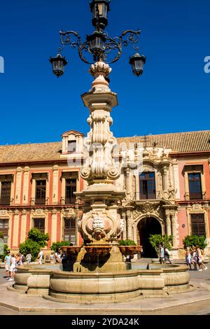 Palacio Arzobispal und Fuente Farola, Plaza Virgen de los Reyes (Platz der Jungfrau der Könige), Sevilla, Andalusien, Spanien. Stockfoto