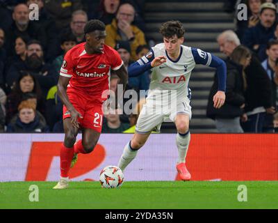 London, Großbritannien. Oktober 2024. London, England - 24. Oktober: Tottenham Hotspur's Archie Gray (rechts) kämpft gegen AZ Ernest Poku (links) während des Spiels der UEFA Europa League 2024/25 zwischen Tottenham Hotspur und AZ Alkmaar im Tottenham Hotspur Stadium am 24. Oktober 2024 in London. (David Horton/SPP) Credit: SPP Sport Press Photo. /Alamy Live News Stockfoto