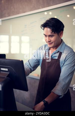 In heutigen Cafés wird Technologie eingesetzt, um sie sowohl für die Besitzer als auch für die Kunden bequemer zu machen. Als illu Stockfoto