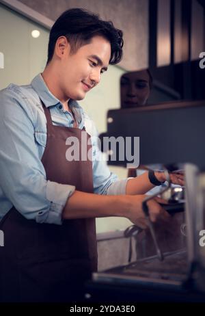 Das Café-Geschäft bringt Freude, Spaß und Stolz für junge Menschen, die ihr eigenes Geschäft führen möchten. Stockfoto