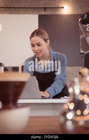 Das Café-Geschäft bringt Freude, Spaß und Stolz für junge Menschen, die ihr eigenes Geschäft führen möchten. Stockfoto