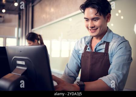 In heutigen Cafés wird Technologie eingesetzt, um sie sowohl für die Besitzer als auch für die Kunden bequemer zu machen. Als illu Stockfoto