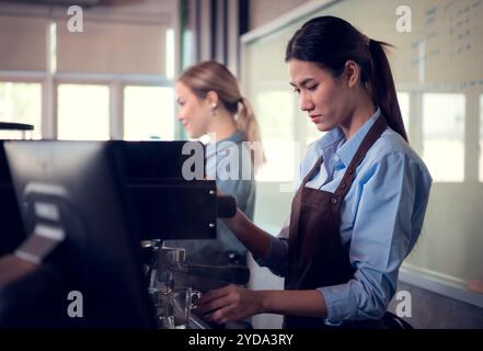 Das Café-Geschäft bringt Freude, Spaß und Stolz für junge Menschen, die ihr eigenes Geschäft führen möchten. Stockfoto