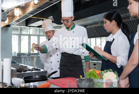 Kochkurs-Atmosphäre, besteht darin, eng mit einem Koch zusammenzuarbeiten und von erfahrenen Köchen in anerkannten Institutionen zu lernen. Stockfoto