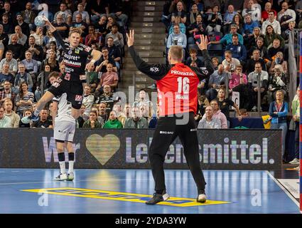 Nürnberg, Deutschland. Oktober 2024. Christopher Bissel (HC Erlangen, #21) Tomas Mrkva (THW Kiel, #16) HC Erlangen vs. THW Kiel, Handball, 1. Handball-Bundesliga, Saison 2024/2025, 8. Spieltag, 25.10.2024 Foto: Eibner/Ardan Fuessmann Credit: dpa/Alamy Live News Stockfoto