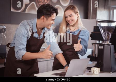 Das Café-Geschäft bringt Freude, Spaß und Stolz für junge Menschen, die ihr eigenes Geschäft führen möchten. Stockfoto