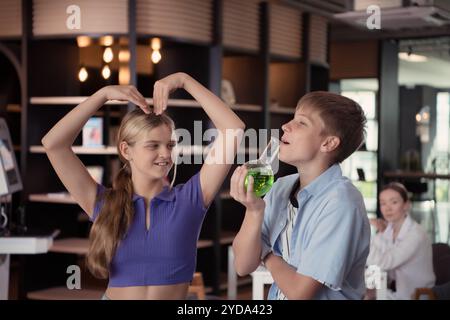 Porträt von Schülern im Wissenschaftsunterricht, die miteinander spielen und Spaß haben, bevor sie den Unterricht besuchen. Stockfoto