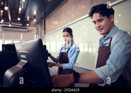 In heutigen Cafés wird Technologie eingesetzt, um sie sowohl für die Besitzer als auch für die Kunden bequemer zu machen. Als illu Stockfoto