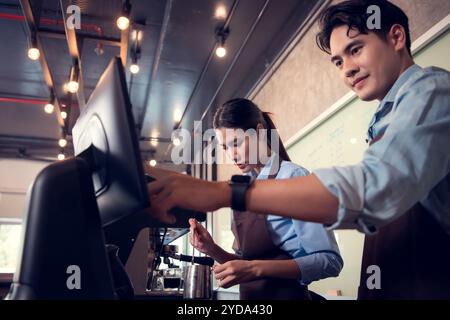 In heutigen Cafés wird Technologie eingesetzt, um sie sowohl für die Besitzer als auch für die Kunden bequemer zu machen. Als illu Stockfoto