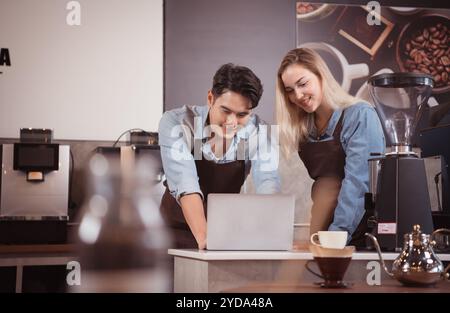 Das Café-Geschäft bringt Freude, Spaß und Stolz für junge Menschen, die ihr eigenes Geschäft führen möchten. Stockfoto