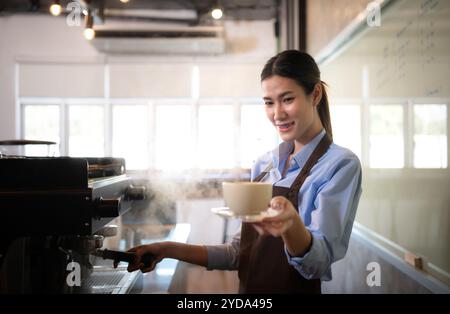 Das Café-Geschäft bringt Freude, Spaß und Stolz für junge Menschen, die ihr eigenes Geschäft führen möchten. Stockfoto