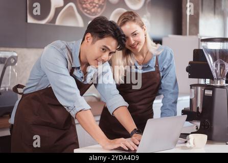 Das Café-Geschäft bringt Freude, Spaß und Stolz für junge Menschen, die ihr eigenes Geschäft führen möchten. Stockfoto