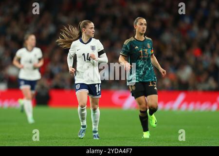 Wembley Stadium, London, Großbritannien. Oktober 2024. Für Frauen ist internationaler Fußball geeignet, England gegen Deutschland; Jess Park aus England und Sara Dabrz aus Deutschland Credit: Action Plus Sports/Alamy Live News Stockfoto