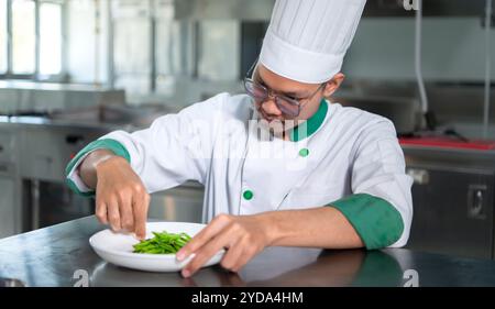 Das ist die Akribie des Küchenchefs, seine Aufmerksamkeit für jedes Detail. Das ist das Geheimnis der Köstlichkeit. Stockfoto