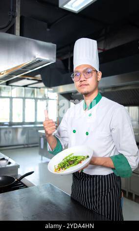 Das ist die Akribie des Küchenchefs, seine Aufmerksamkeit für jedes Detail. Das ist das Geheimnis der Köstlichkeit. Stockfoto