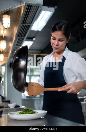 Kochkurs-Atmosphäre, besteht darin, eng mit einem Koch zusammenzuarbeiten und von erfahrenen Köchen in anerkannten Institutionen zu lernen. Stockfoto