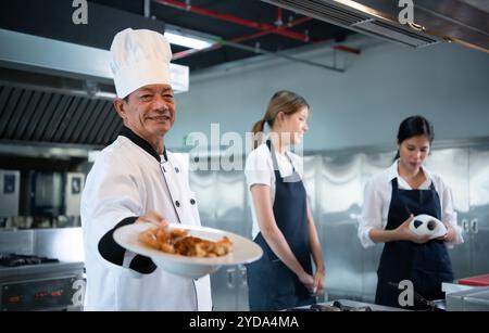 Kochkurs-Atmosphäre, besteht darin, eng mit einem Koch zusammenzuarbeiten und von erfahrenen Köchen in anerkannten Institutionen zu lernen. Stockfoto